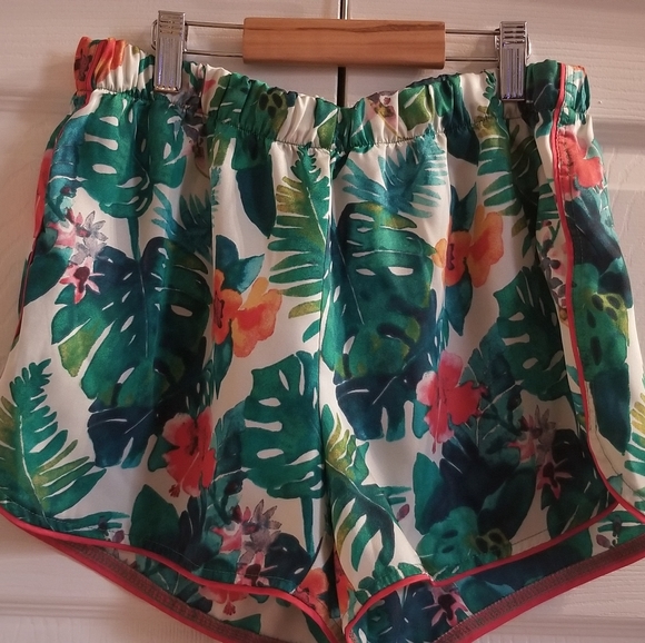 Tropical/floral pajama set - Picture 3 of 3